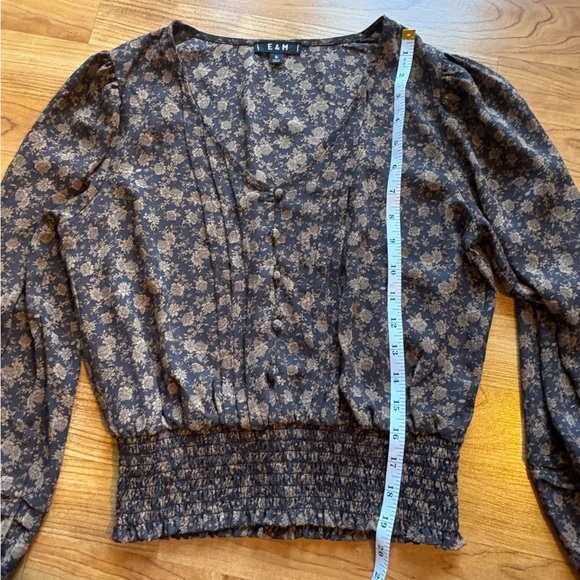 E&M v-neck blouse flowy dark floral print smocked waist cuffs Women’s Small - Picture 10 of 10